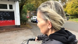 Anwohnerin schaut auf volksverhetzende Schmiererei in Gelsenkirchen