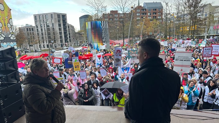 Demonstranten und Redner bei einer Kundgebung in Dortmund