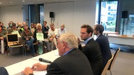 Betroffene des Apothekerskandals diskutieren mit Gesundheitsminister Laumann.