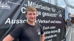Schausteller Oskar Steinmeister sucht mit Bannern nach Mitarbeitern