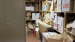 Blick in die Asservatenkammer mit Kisten und Paketen