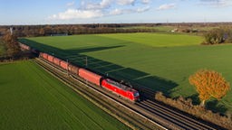 Drohnenaufnahme der Betuwe-Linie mit fahrendem Güterzug