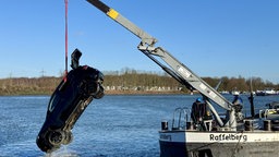 Auto aus Rhein-Herne-Kanal geborgen