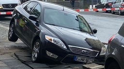 Auto sackt nach Rohrbruch in Essen-Frohnhausen ein, 31.07.2024