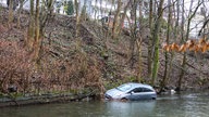 Auto in Ennepe gestürzt