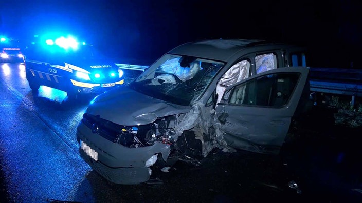 Ein zerstörtes Auto auf der Autobahn