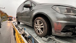 Ein beschädgtes Fahrzeug steht auf einem Abschleppwagen auf der A3 bei Mettmann