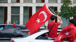 Zwei türkische Fans mit Flagge beim Autokorso in Dortmund