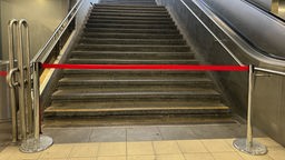 Die Zugänge zu den Bahnsteigen am Hauptbahnhof in Gelsenkirchen sind mit einem roten Band gesperrt.