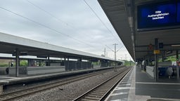 Die Bahnsteige am Hauptbahnhof in Gelsenkirchen sind gesperrt und menschenleer.