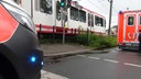 Rettungswagen steht neben angehaltener Straßenbahn 