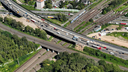 Viele Autos fahren über die Autobahnbrücke der A3 Kreuz Kaiserberg.