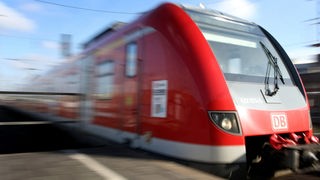 Regionalbahn der Deutschen Bahn fährt am Gleis ein