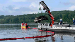 Ein Krank zieht das versenkte Auto aus dem Wasser.