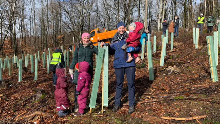 Baumpflanzaktion in Ennepetal - Familien pflanzen neue Bäume an
