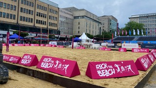 Ein künstlich angelegtes Beachvolleyball-Feld auf dem Essener Kennedyplatz