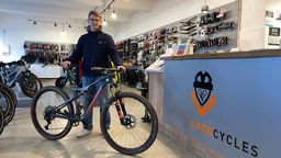 Radsportler Philipp Krüger gibt sein MTB zur Reparatur ab