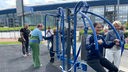 Eine Schülerin trainiert auf einem der neuen Fitnessgeräte an der Schalke-Arena in Gelsenkirchen
