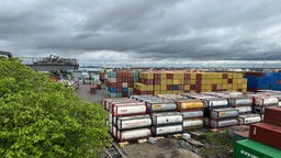 Man hat einen Überblick auf den Duisburger Hafen aus etwas ferner Perspektive