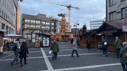 Geschlossene Stände auf dem Weihnachtsmarkt