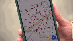 Karte auf Smartphone mit gesperrten Straßen