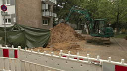 Baggen vor einem Erdhügel in einem Wohngebiet