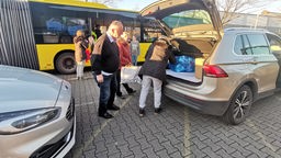Hilfsgüter werden in Bottrop aus Autos geladen