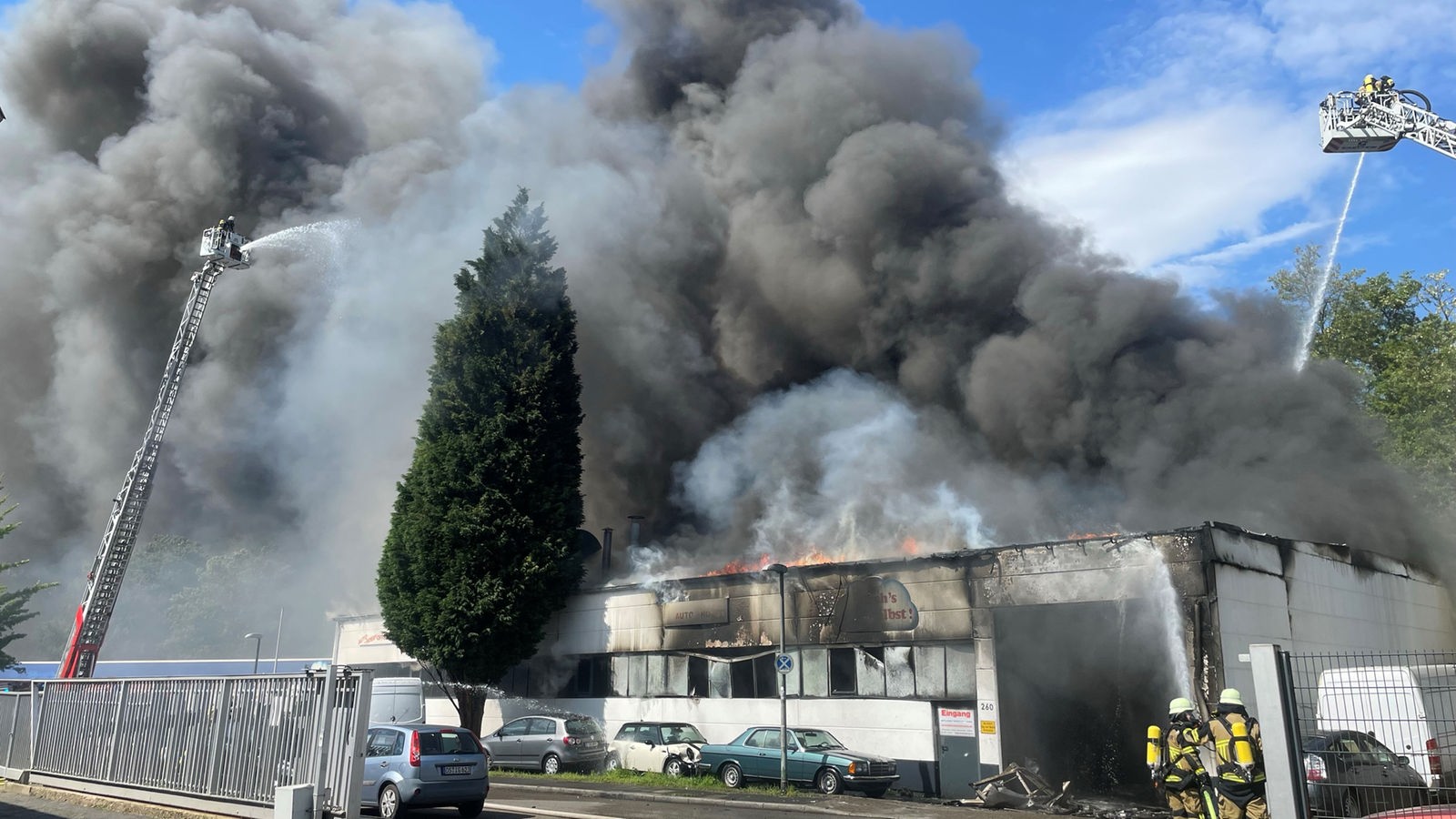 Fire in Essen car repair shop apparently extinguished – Ruhr area – News