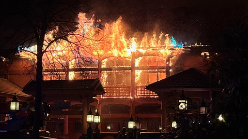 Ein brennendes Haus am Einkaufszentrum in Oberhausen