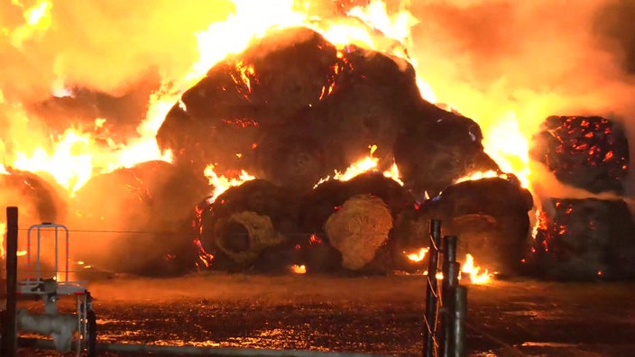 Feuer und Rauch um die Heuballen