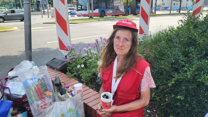 Frau mit roter Kappe