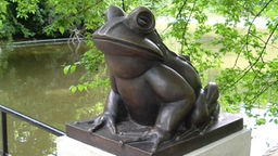 Frosch aus Bronze auf einer Betonsäule
