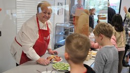 Ingeborg Tepasse verteilt Frühstück an die Grundschüler