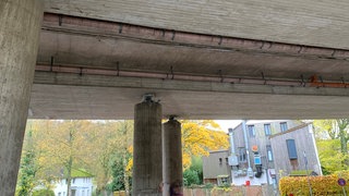 Auf dem Foto ist eine Betonbrücke in Essen von unten zu sehen. 