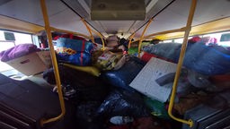 Bus bis zum Rand voll mit Spenden in Säcken und Kartons verpackt 