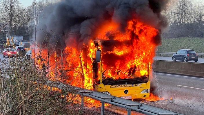 Ein Schulbus der komplett in Flammen steht