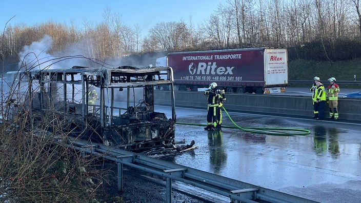 Bus auf der A40 ausgebrannt