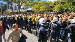 BVB-Anhänger stehen vor dem Signal Iduna Park