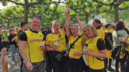 Fans in schwarz-gelben Trikots auf dem Dortmunder Hansaplatz
