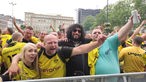 BVB-Fans feiern vor dem Spiel beim Public Viewing auf dem Hansaplatz.