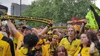 Gespannte BVB-Fans kurz vor dem Anpfiff.