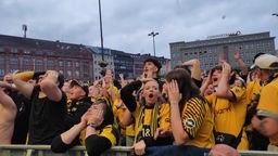 Dortmund-Fans schlagen wegen der vergebenen Chancen die Hände über dem Kopf zusammen.