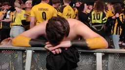 Ein BVB-Fan trauert nach der Final-Niederlage beim Public Viewing.