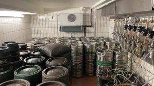 Viele Bierfässer lagern in einem Keller eines Dortmunder Brauhauses