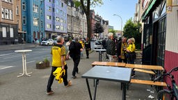 Vor einer Dortmunder Kneipe stehen nur noch vereinzelte BVB-Fans