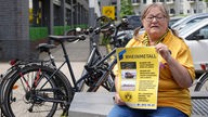 Ein BVB-Fan protestiert mit einem Plakat in der Hand