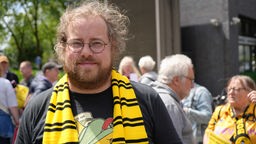 Ein Mann mit BVB-Schal