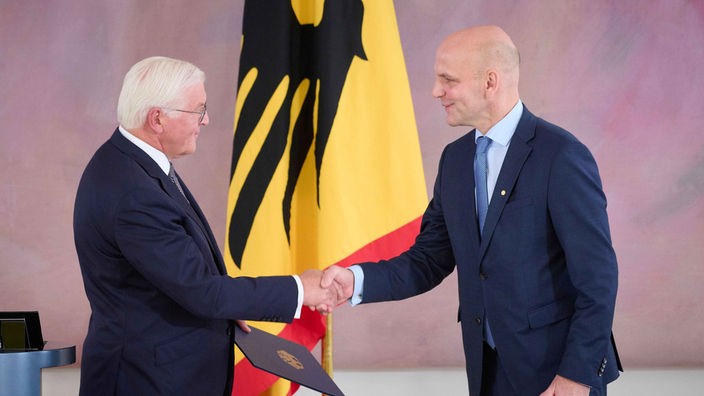 Benjamin List bekommt von Bundespräsident Steinmeier das Große Verdienstkreuz