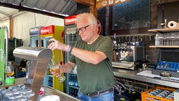 Walter Dörnemann zapft an seinem Stand Getränke