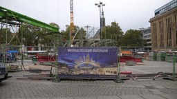 Aufbau des Weihnachtsbaumes auf dem Hansaplatz in Dortmund